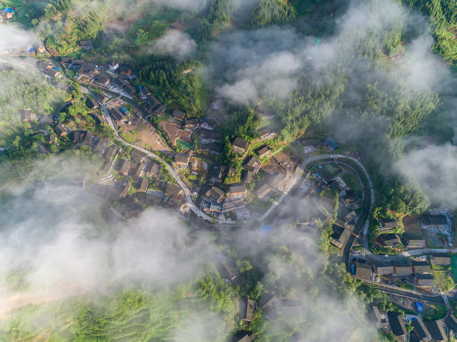 7月14日清晨,保靖县吕洞山镇夯吉村,美丽的夯吉苗寨笼罩在晨雾中,呈现