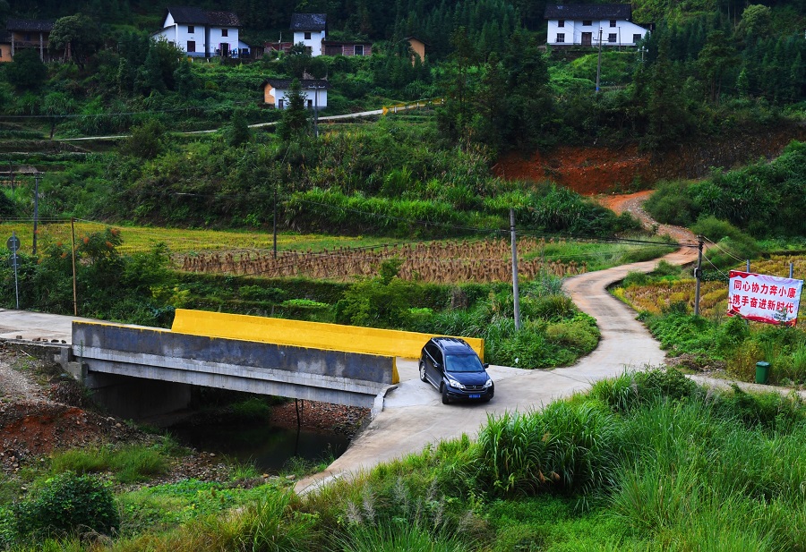 9月29日,炎陵县霞阳镇大源村,小车在新建的村级道路上通行.