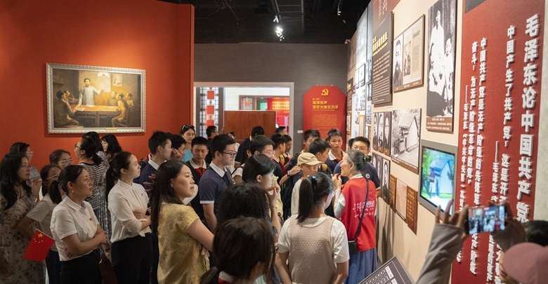 重温红色历史 汲取奋进力量