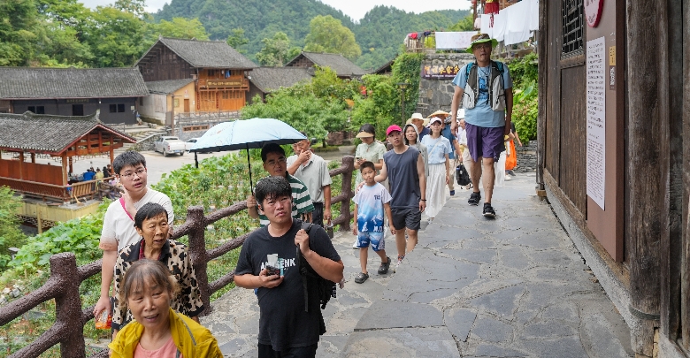 十八洞村迎来暑期旅游热