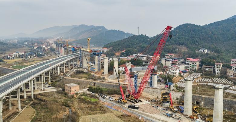 邵永高铁跨芦洪江特大桥钢盖梁完成架设