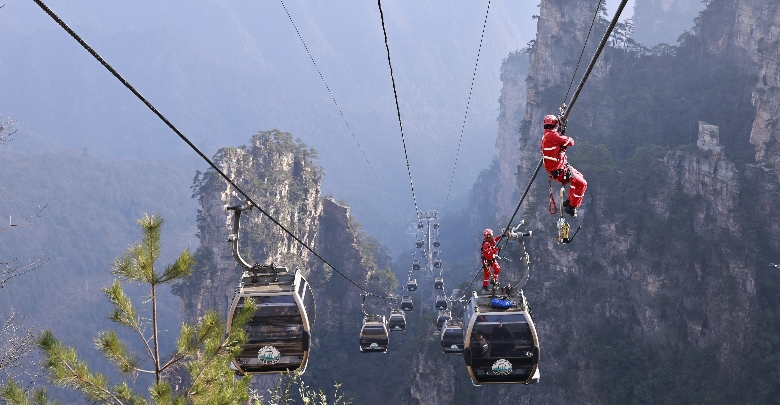 天子山索道开展高空救援演练