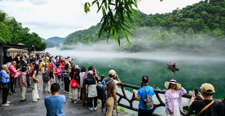 云蒸霞蔚小东江