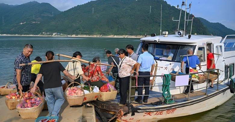 东江湖“水果班船”助农增收