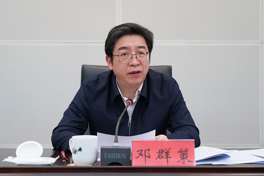 省政府秘书长,办公厅党组书记邓群策主持会议并讲专题党课,省政府副