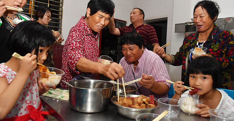 安置点里饭菜香