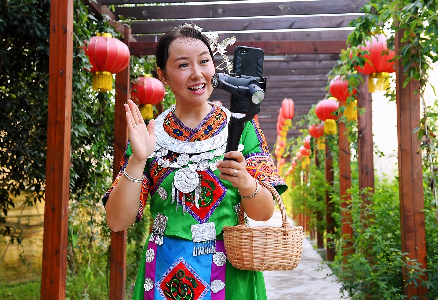 8月12日上午,苗家阿妹熊丽艳手机直播推介当地土特产和旅游景点.