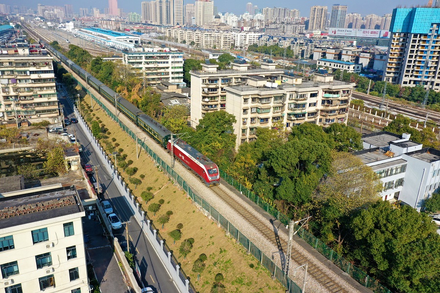 12月21日,京广铁路长沙车辆段职工单身宿舍段,原本垃圾满地,杂草丛生