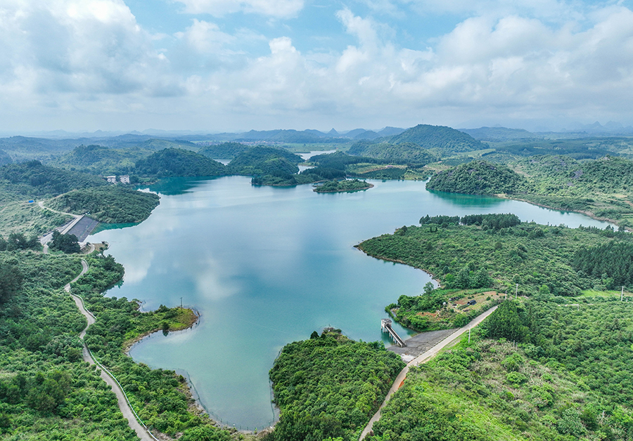 乐海水库是该县一座集城乡供水,农业灌溉,防洪和生态补水功能于一身的