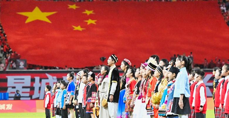 巨型五星红旗亮相“湘超”看台