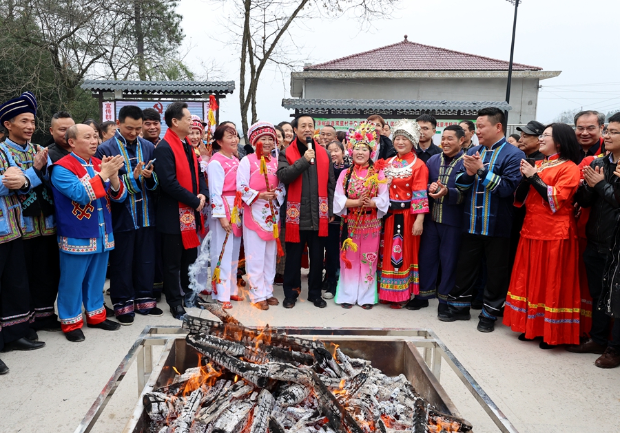 来到武陵源区索溪峪街道双星村6组,许达哲走进村民唐玉桃家中.