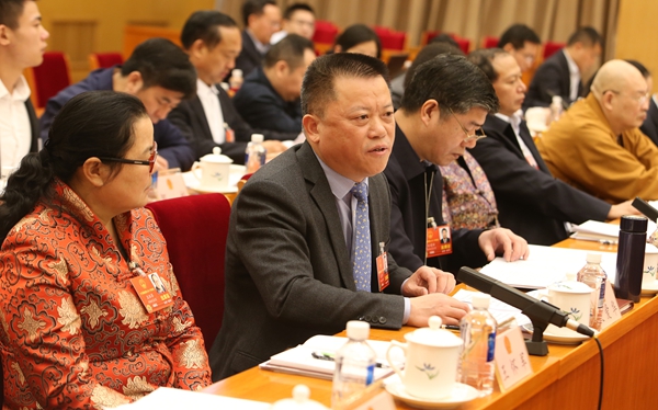 3月16日上午,文爱华代表(左二)在湖南代表团第十次全体会议上发言