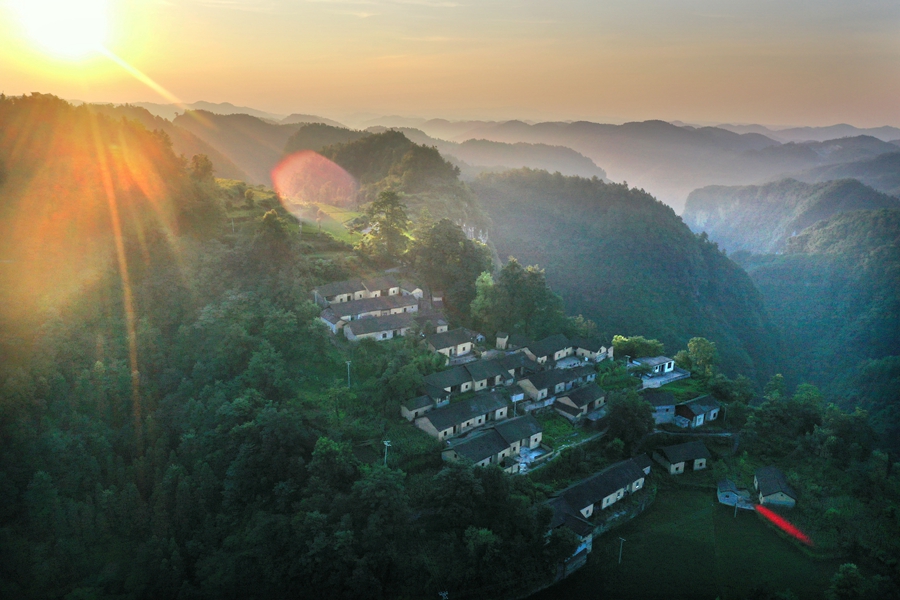 7月24日,凤凰县山江镇老家寨,山水之间,秀美如画.